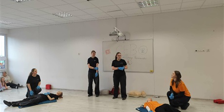 Powiększ grafikę: podstawy-pierwszej-pomocy-680957.jpg