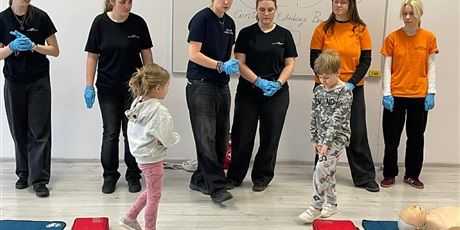 Powiększ grafikę: podstawy-pierwszej-pomocy-680959.jpg