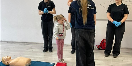 Powiększ grafikę: podstawy-pierwszej-pomocy-680960.jpg