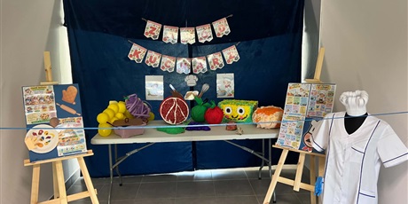 Powiększ grafikę: Poznajemy zawody – w październiku kucharz! 🥣🍓