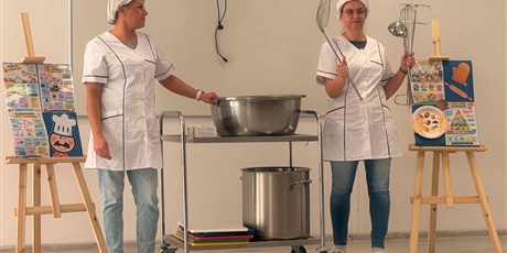 Powiększ grafikę: Poznajemy zawody – w październiku kucharz! 🥣🍓