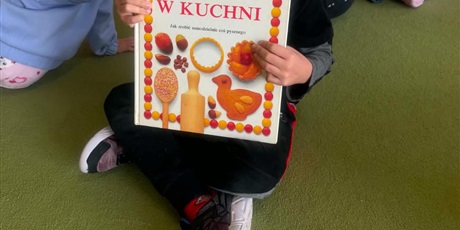Powiększ grafikę: Poznajemy zawody – w październiku kucharz! 🥣🍓