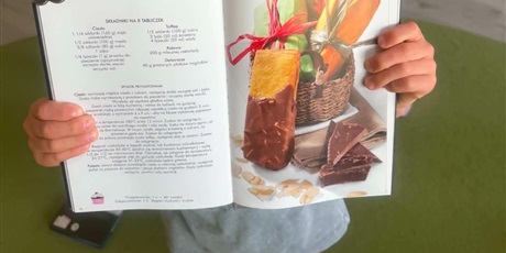 Powiększ grafikę: Poznajemy zawody – w październiku kucharz! 🥣🍓